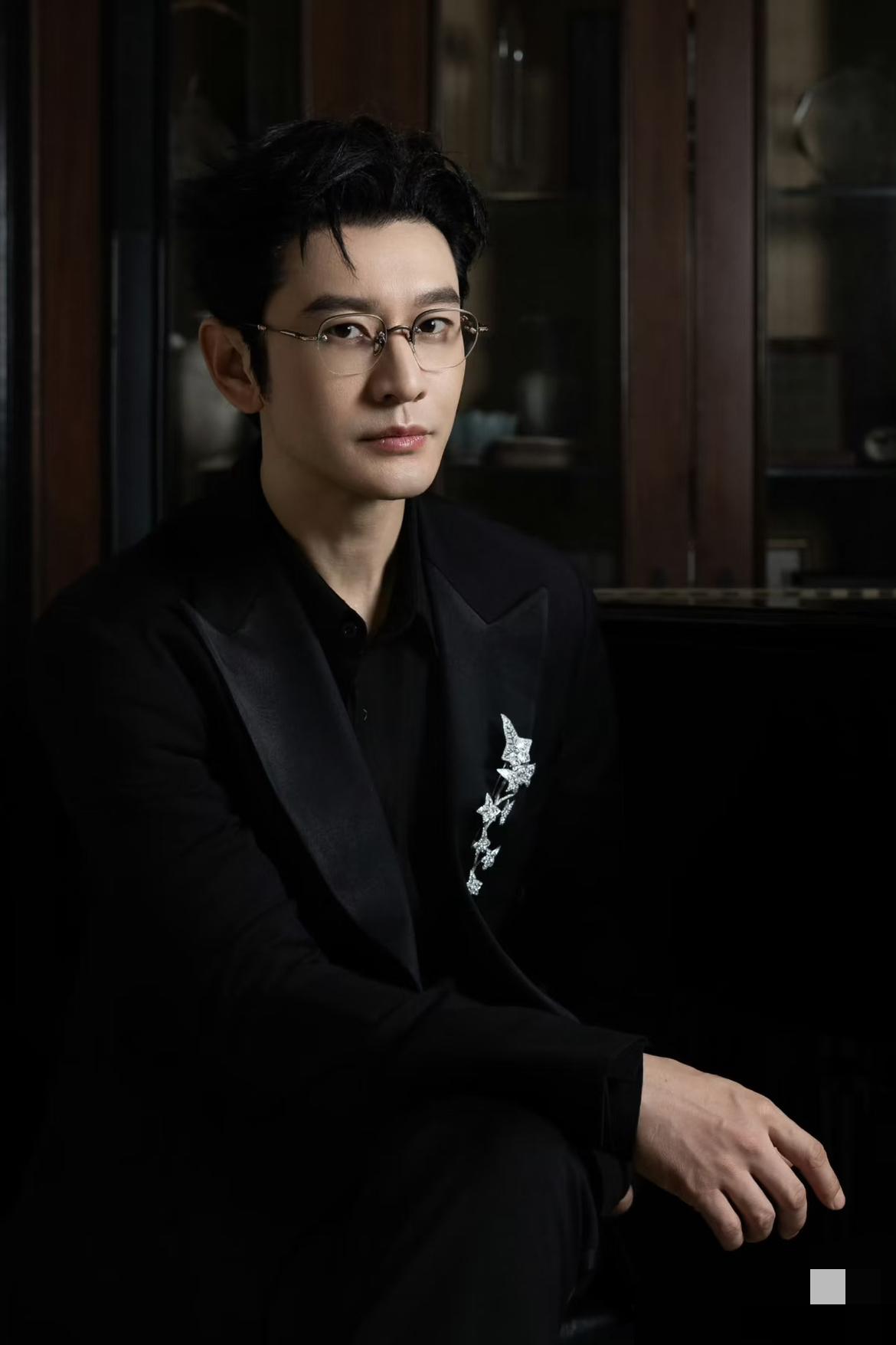 查了许久终于搞清楚了，
为什么黄晓明这么拼闯短剧赛道
其实原因真的很简单，
就是
