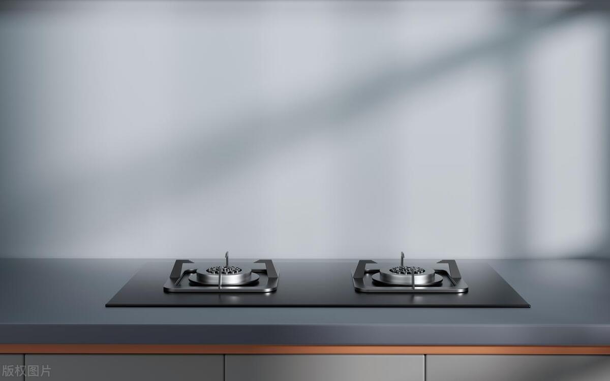 有燃气师傅上门检修时告诉我：“很多人习惯用左边炒菜，其实灶具左右两边设计不一样，