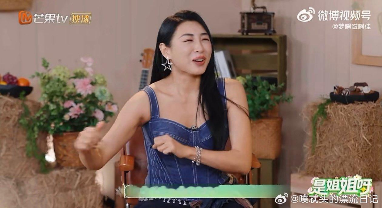 曾沛慈王濛半夜抢被子乘风2026 这反差萌直接戳中我心巴！沛慈怕冷先把被子裹得严