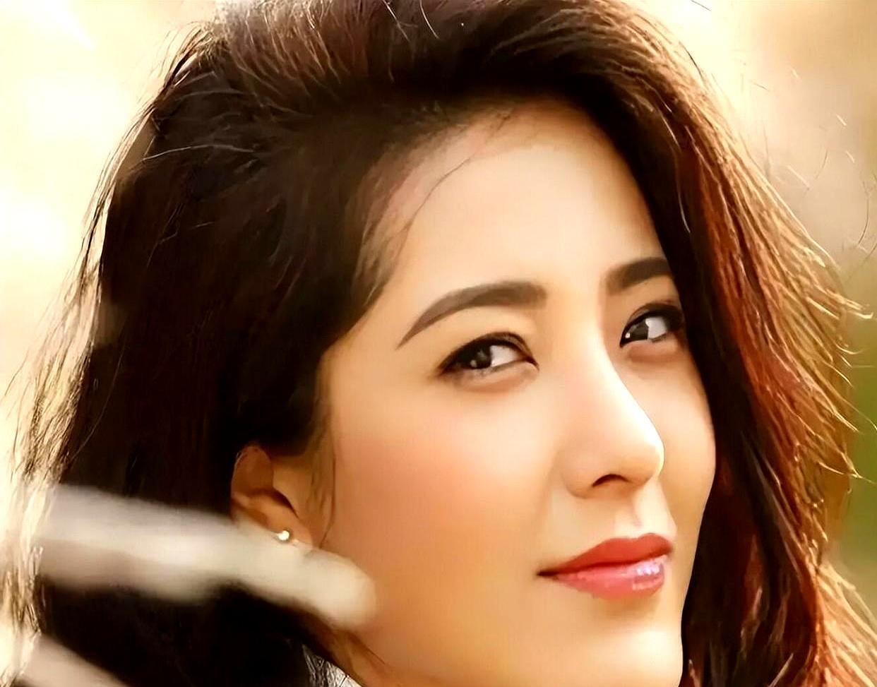 你敢信吗？当年张艺谋捧着剧本上门，郝蕾连眼皮都没抬，直接把门一摔，转身钻进考场死