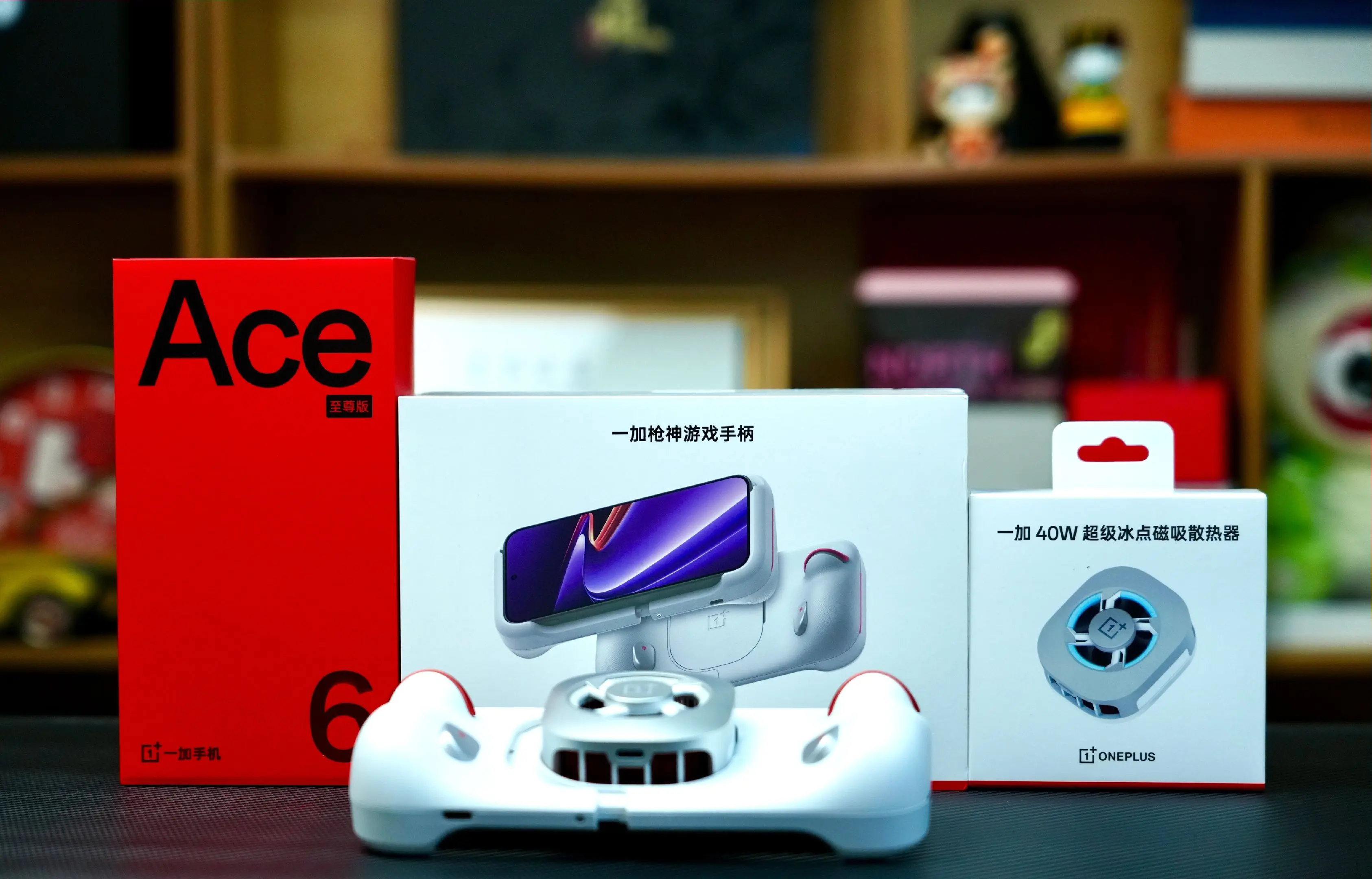 一加 Ace 6 至尊版王牌觉醒开箱。机身后壳采用3D立体刻光工艺等镀...