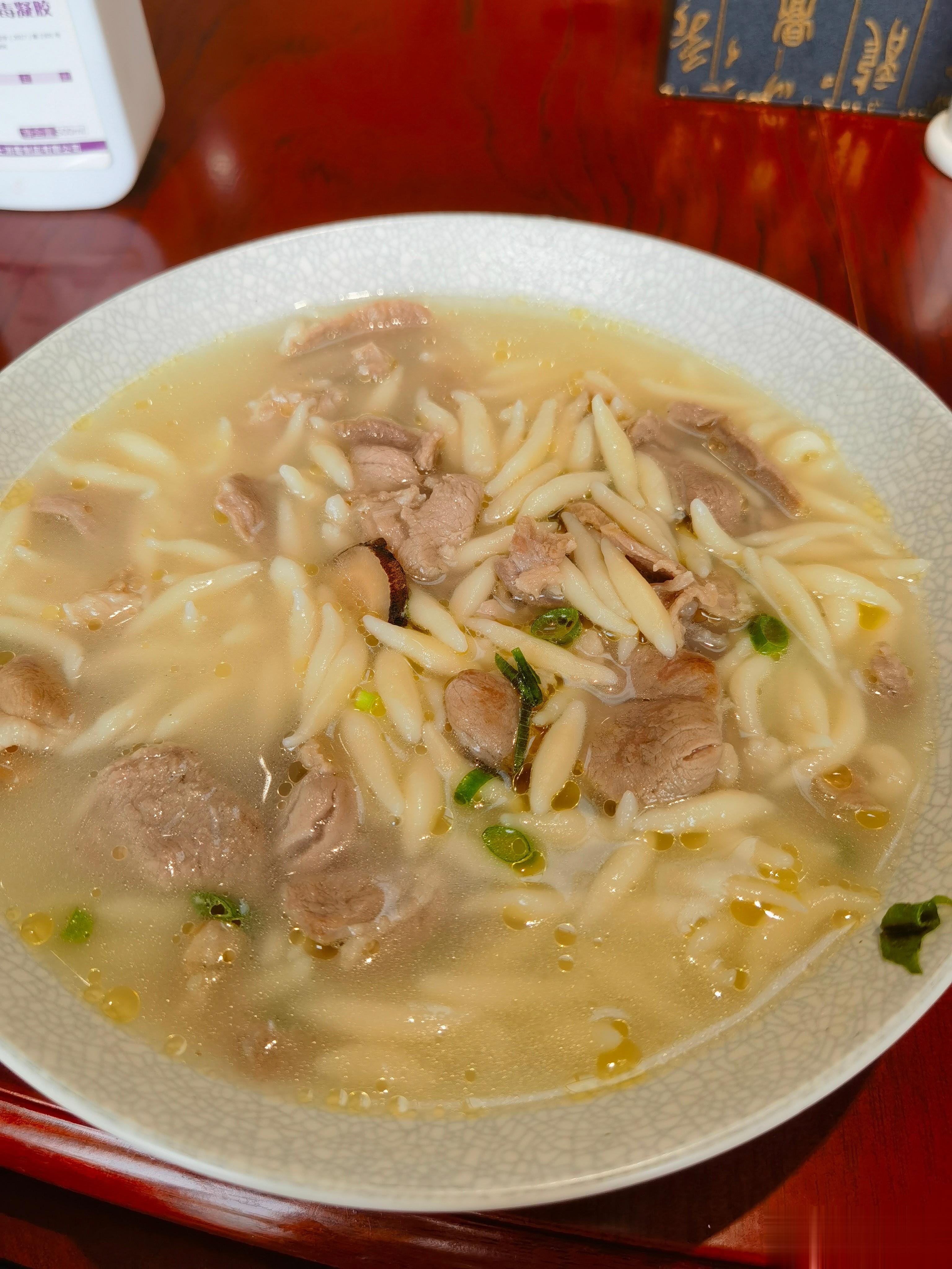 学校教工食堂的当归羊肉面鱼，和下雨天更配呦[挤眼]  ​​​