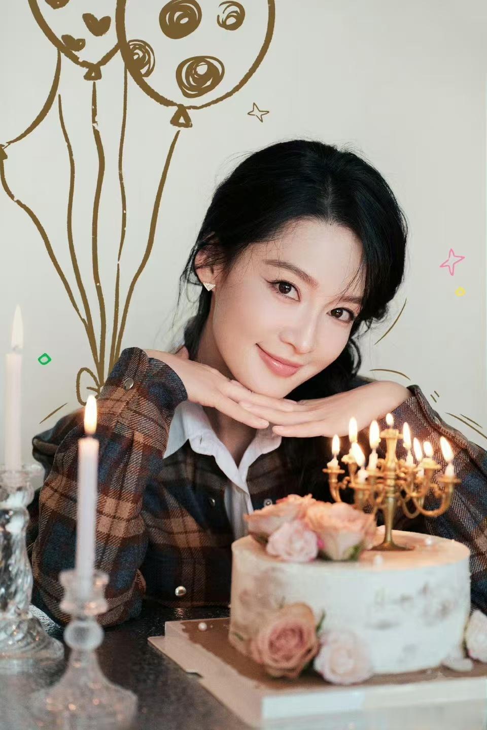 #李沁生日手绘大片##李沁34岁生日写真#李沁今天生日，生日写真美晕啦，[太开心
