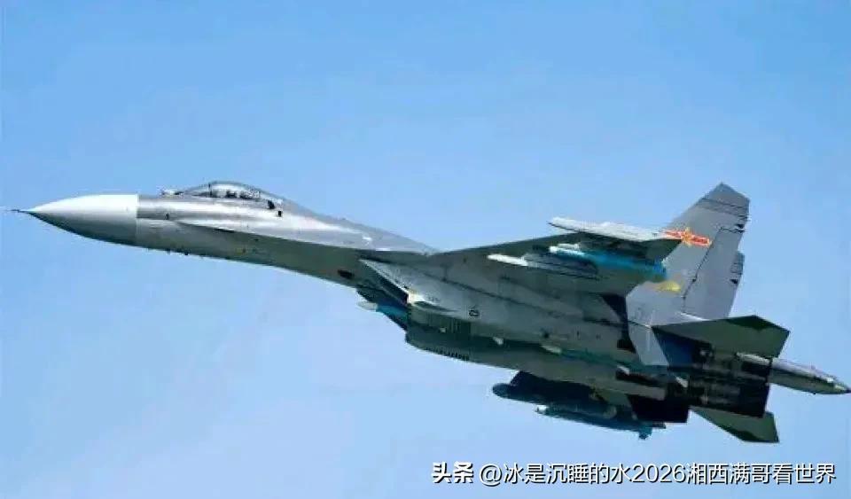 近日，官网在报道我西部战区空军战备执勤的时候，赫然出现白机头涂装歼-11BG的镜