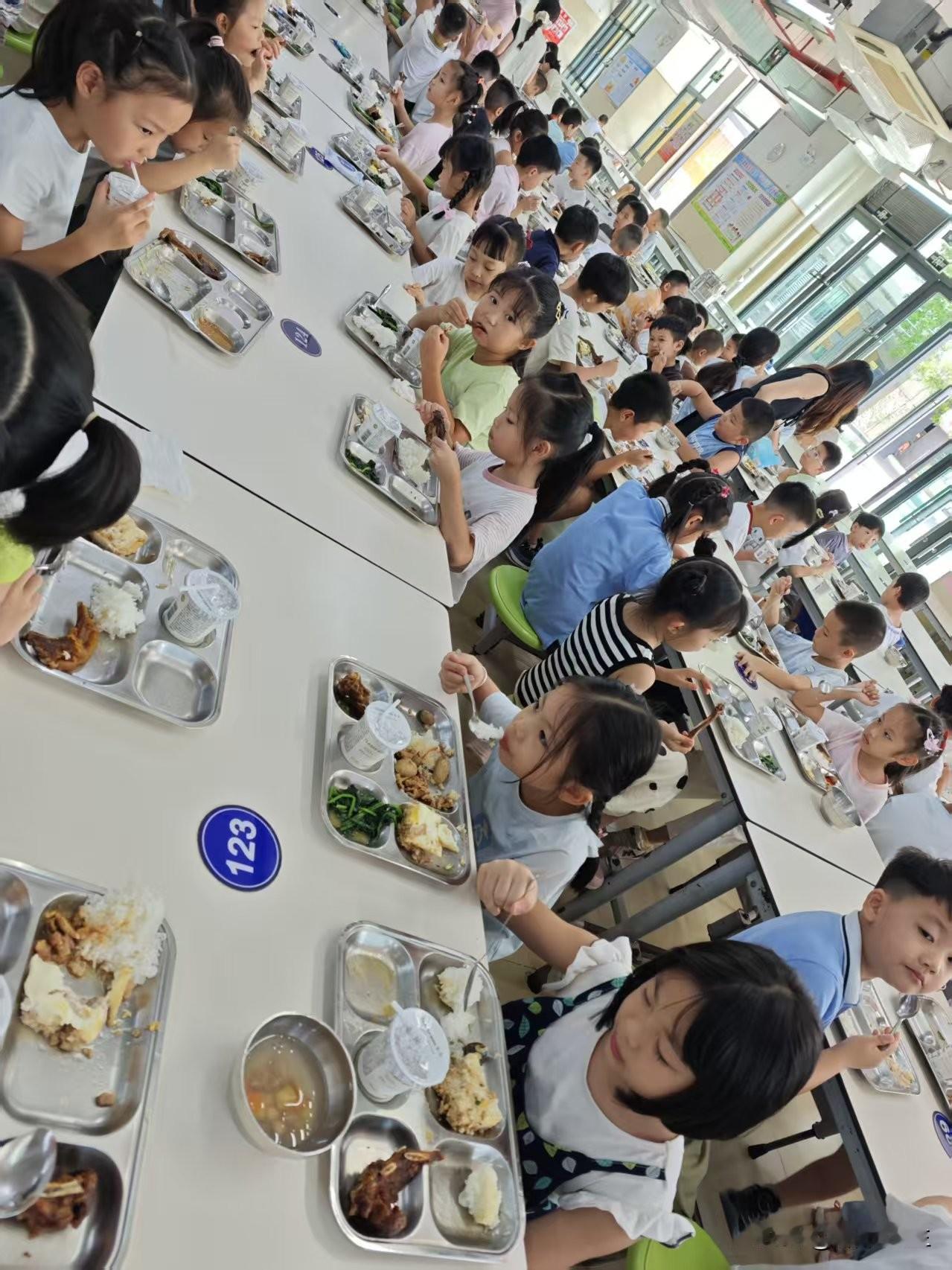 每次新学期开学，家长免不了都要关注一下群里老师发的消息，还有一些学生的图片动态。