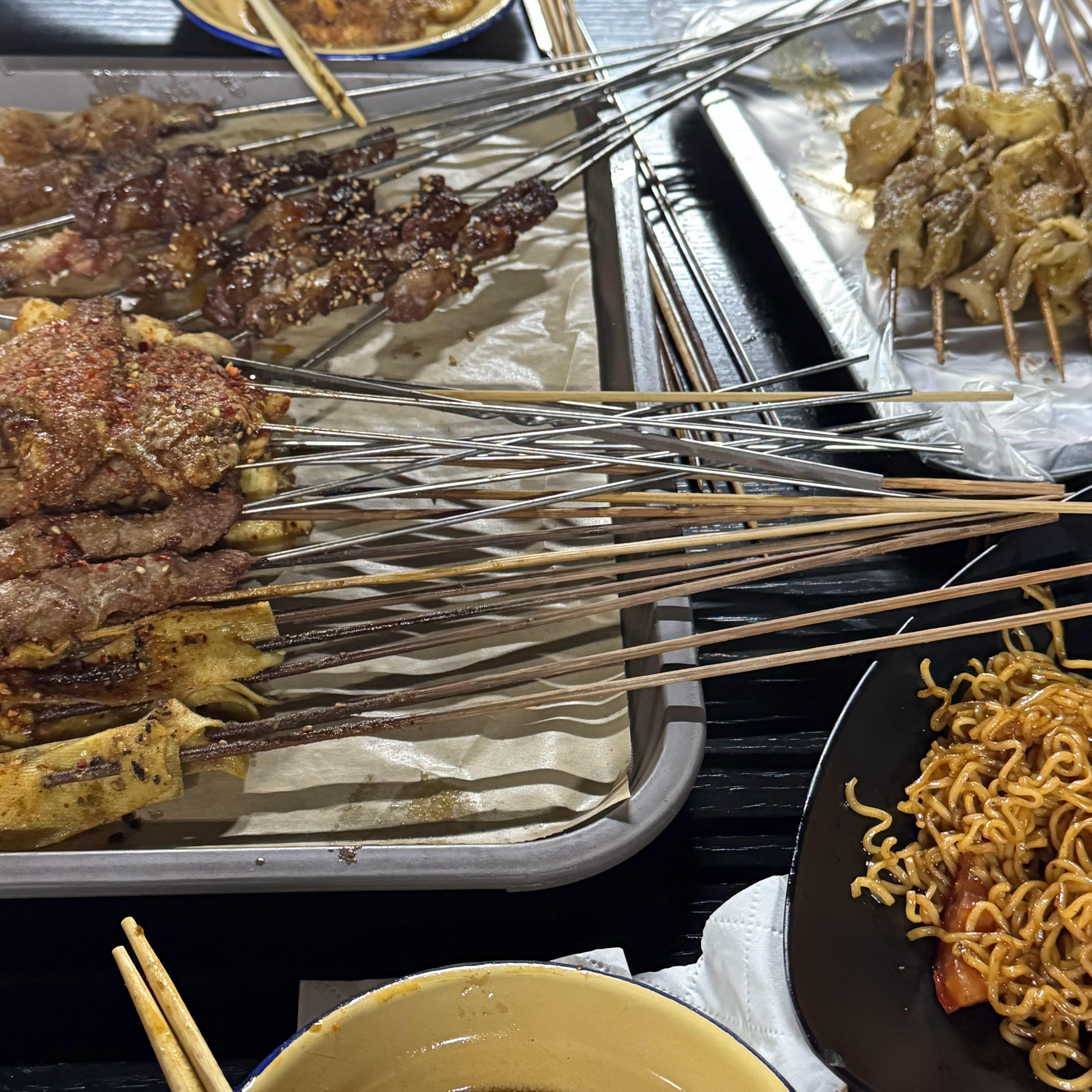 在广东进食美味东北烧烤中