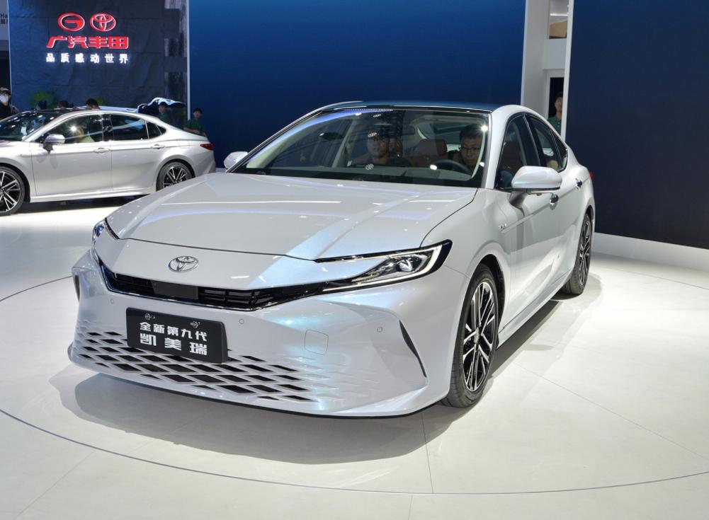 丰田终于放下傲娇的姿态了，全新凯美瑞的定价大幅降低，混动版入门预售价仅18.18