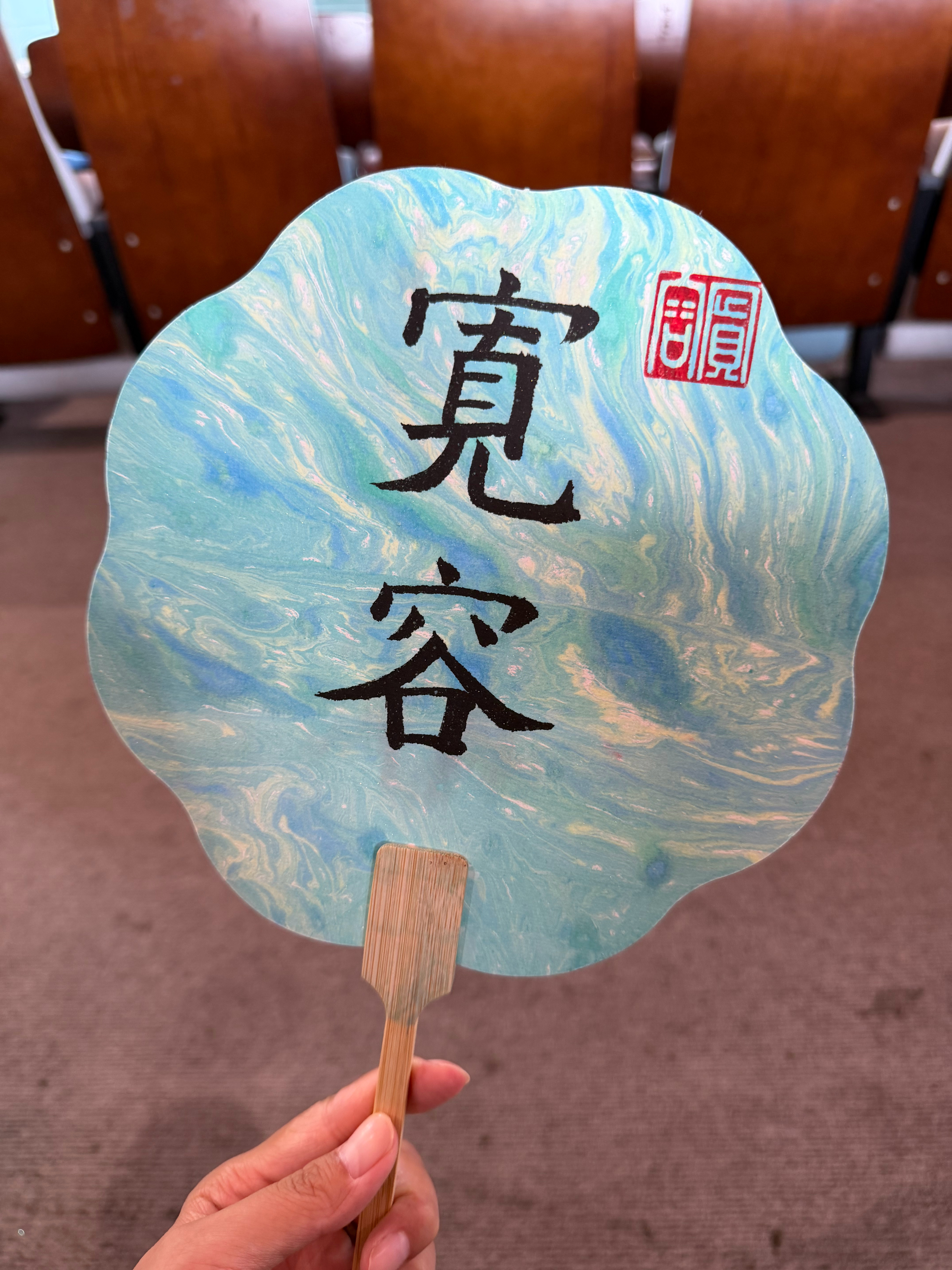 第一次做漆扇一把“宽容”，一把“光明磊落”这配色和成果来看，还算成功吧