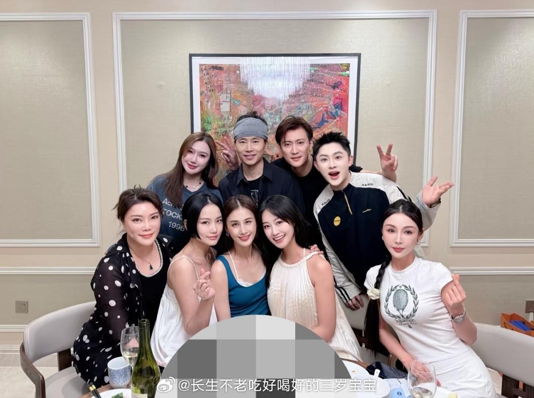 黄圣依家宴看着黄圣依在家宴上笑容满面的样子，感觉好幸福啊！这颜值也太能打了吧，状
