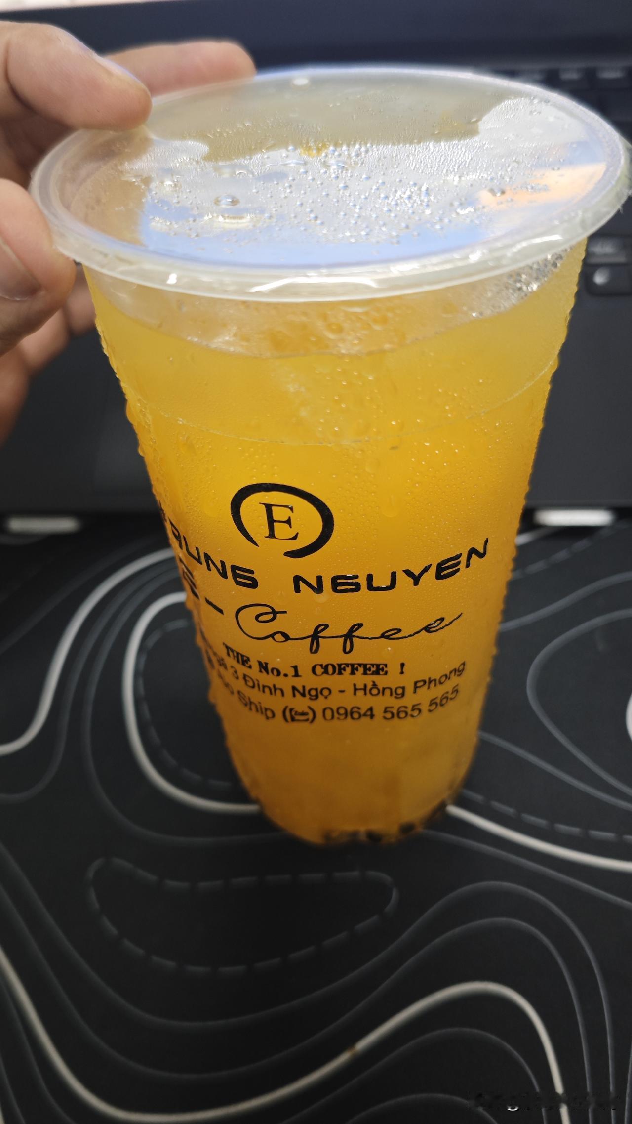 越南姑娘还是挺懂人情世故的。
前阵子回国参加培训，越南同事姑娘找我帮忙，给国内的