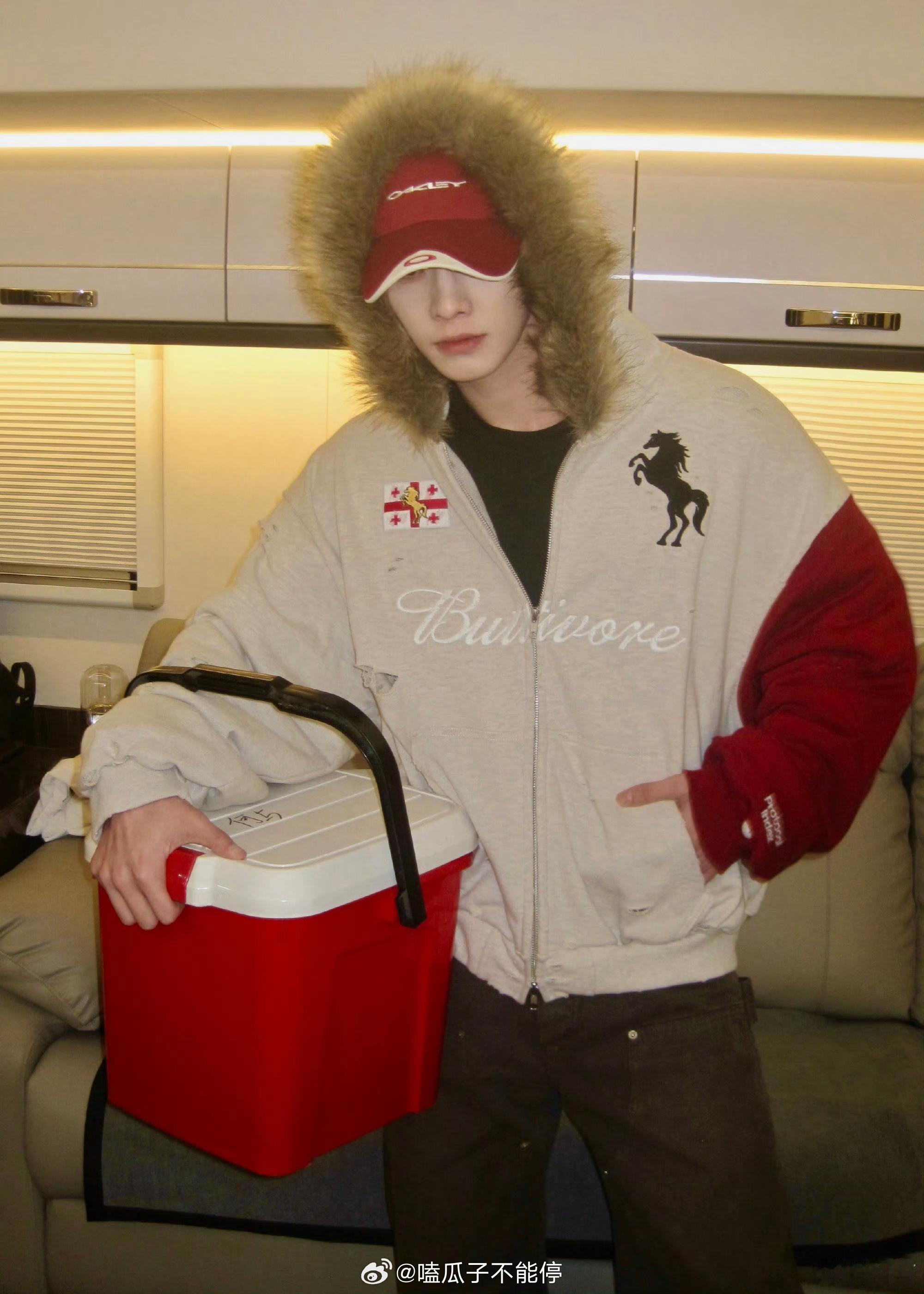 来接收帅哥何与的今日营业照，好酷！自带bking感