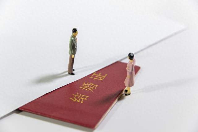 江西一夫妻办完离婚挥手告别，妻子转身蹲地痛哭，不料下一秒超暖