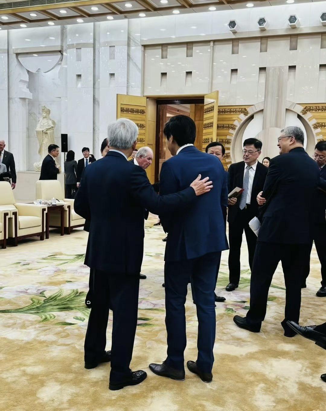黄仁勋 和雷总合影 