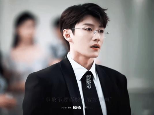 代旭卢昱晓的cp感 CP感的封神，始于那30秒的电梯名场面。社恐打工人胡羞面试失