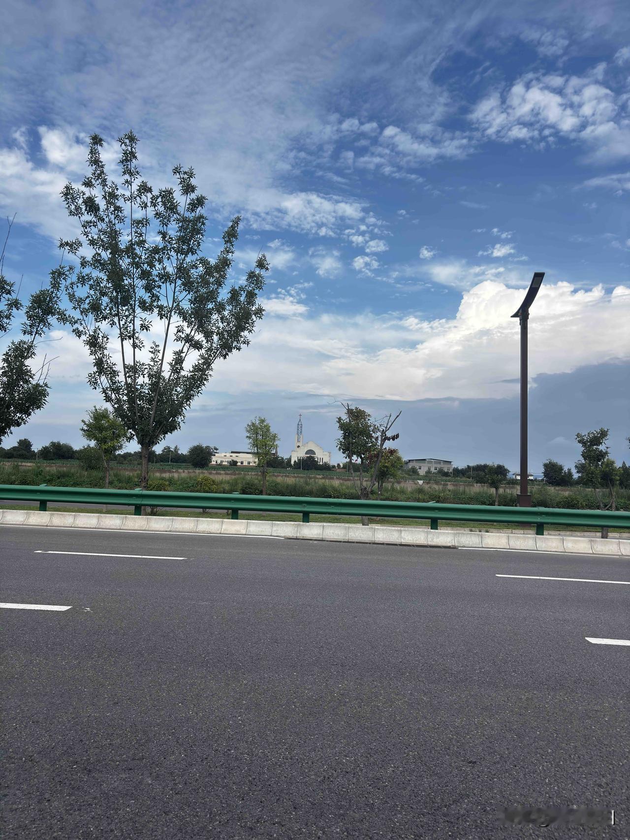 天主教露德圣母堂，位于西安市临潼区任留街道垣头村（白蟒塬北端，渭河北岸）据说始于