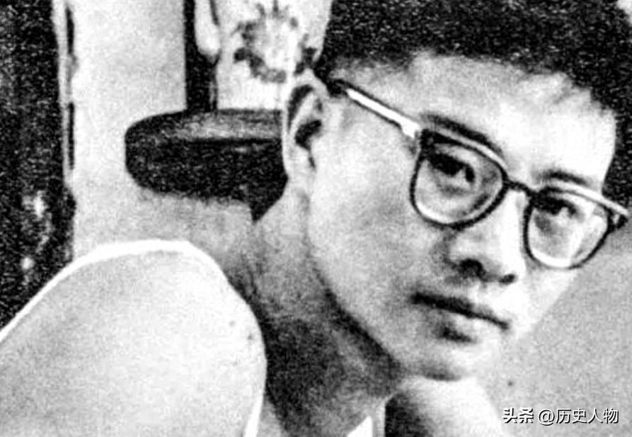 逃港者在香港——倪匡逃亡记。
本名倪聪的倪匡，家中父母早年定居香港，亲属分散两岸