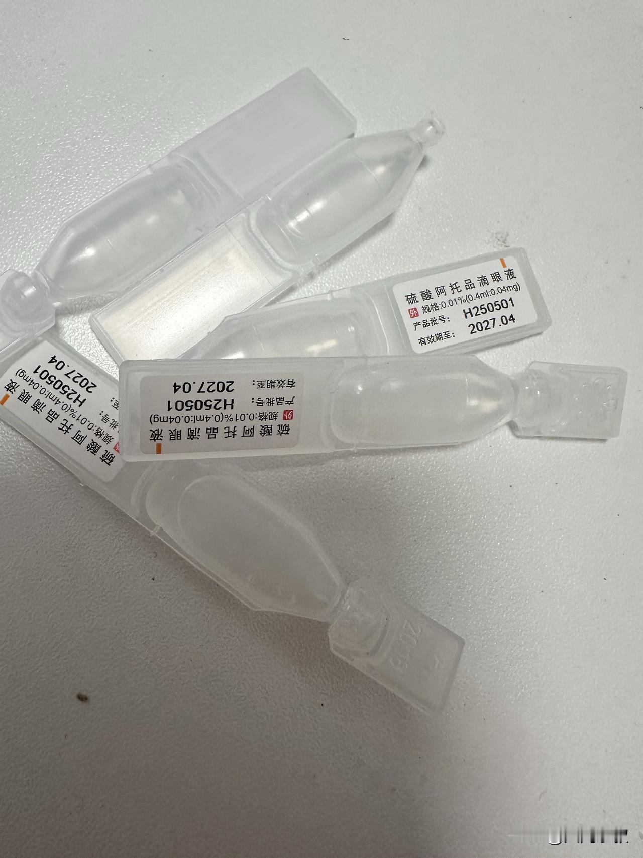 真的被吓到了，女儿刚刚上二年级，班里居然有14个近视了。

记得刚入学时，班里有