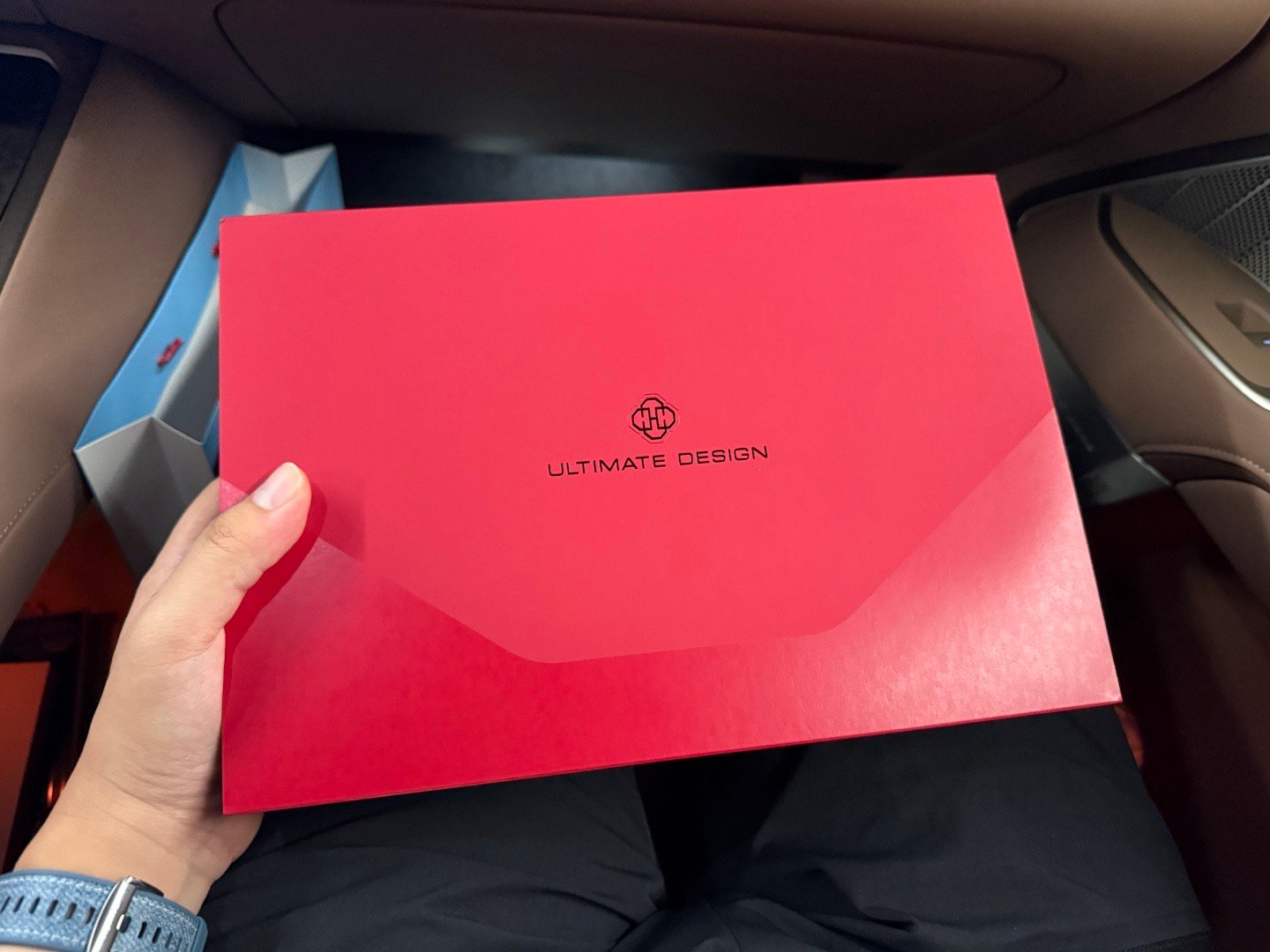 华为Mate XTs 非凡大师上手，槿紫色好时尚啊[努力]还是一如既往的轻薄，但