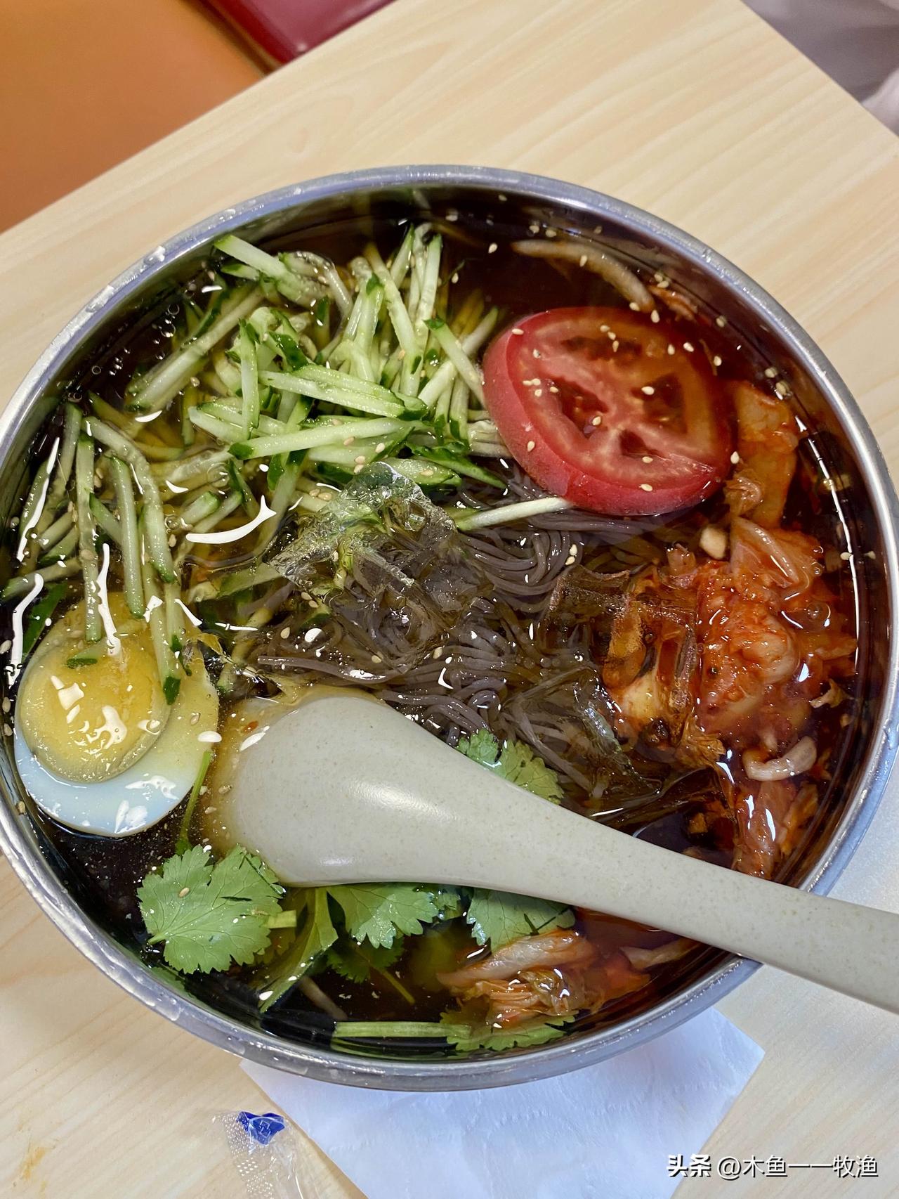 据说，正宗的朝鲜冷面，是在汤汁里加冰块
    孙子来家特别挑食，不吃我做的大连