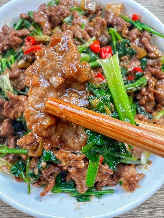 我妈手把手教我的小炒黄牛肉！真的太下饭了

因为这道家常小炒牛肉！我一口气干了三