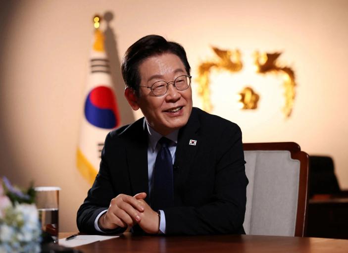 3月16号韩国彻底沸腾了，韩国总统李在明的支持率，连着两周一路猛涨，直接冲到了6