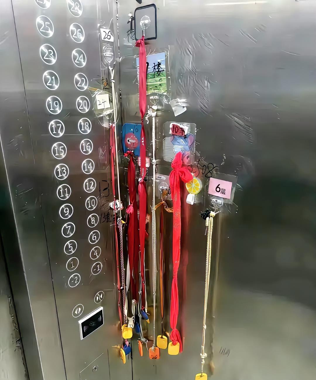 小区电梯里的“共享电梯卡”也太懂生活了！有没有发现，现在好多带门禁的小区，电梯按