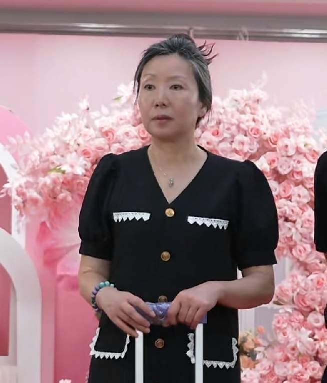 第二个江秋莲出现了？

昨天，紫雅妈妈出来直播带货了，她说她也要生活，有房贷要还