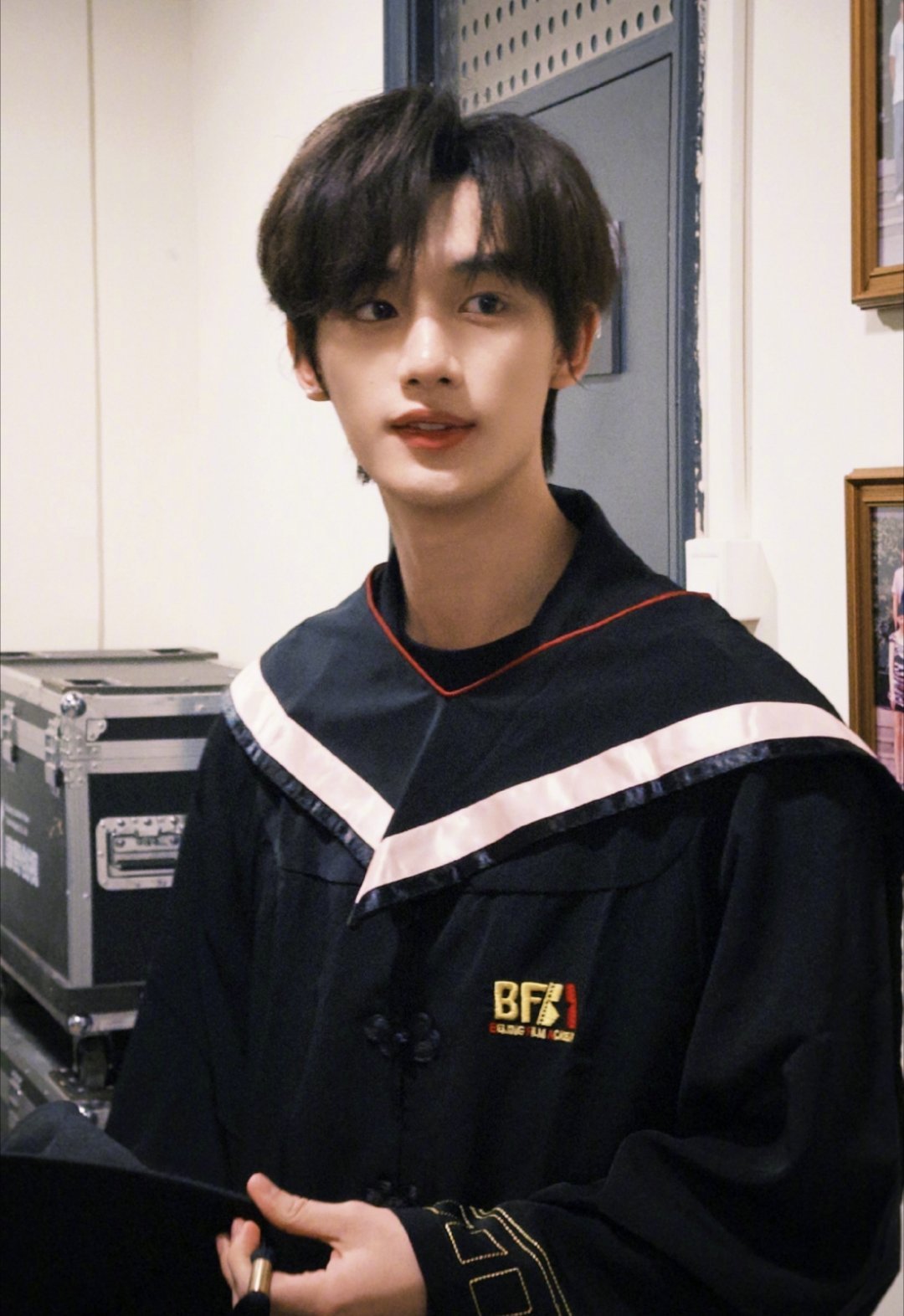 丁程鑫毕业，时间过的真快呀，小丁都大学毕业了耶[羞嗒嗒] ​​​
