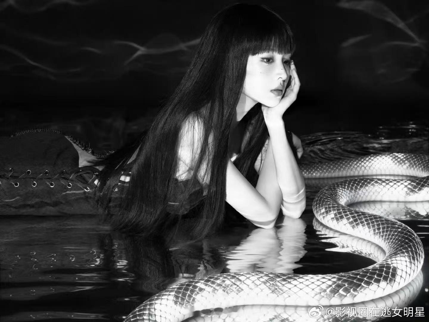 张淼怡黑长直蛇系美人 ​​​被美的一愣一愣的！张淼怡好适合这个造型！微博视界大会