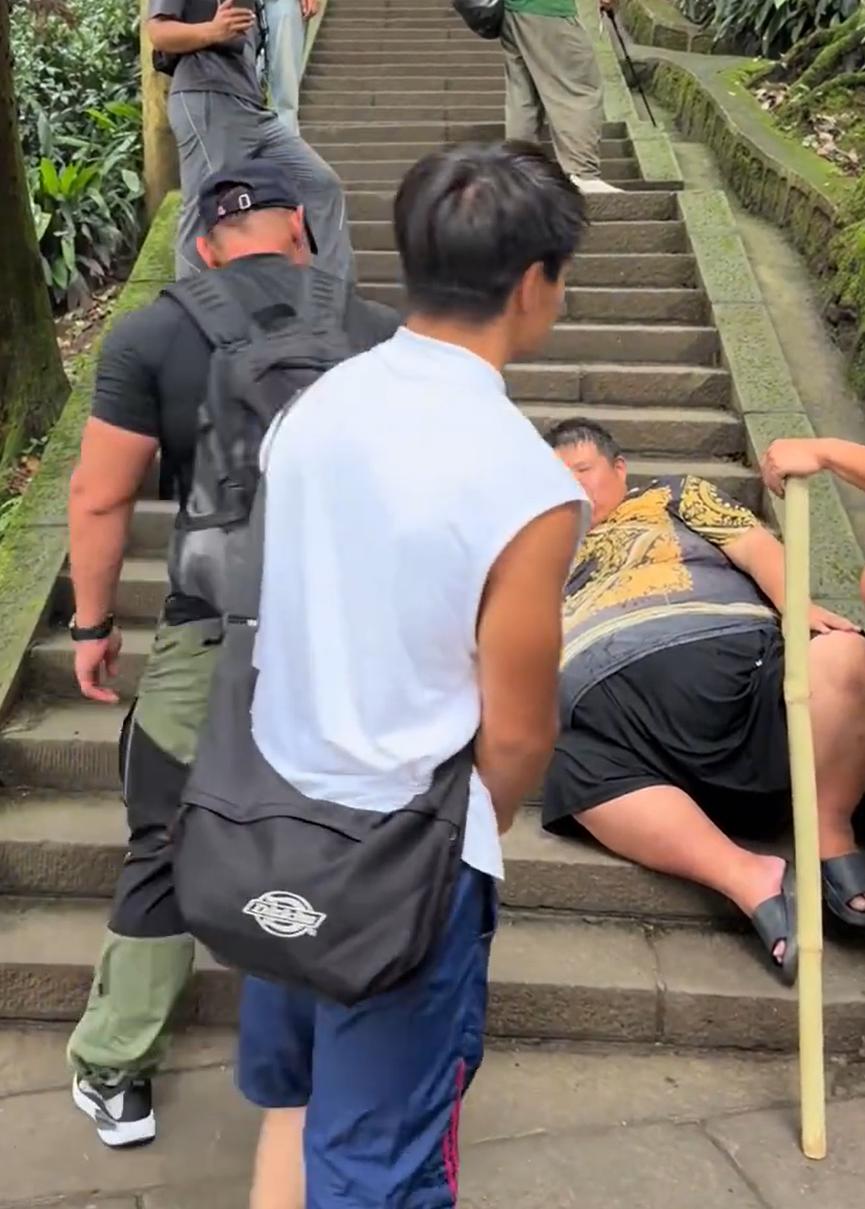 最让人反感的网红博流量方式，这次在峨眉山演得淋漓尽致。
近日，343斤网红博主“