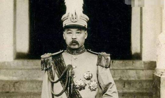 1895年，冯国璋带着一身荣耀，衣锦还乡。当他途经一条偏远小道，向一位形似乞丐的