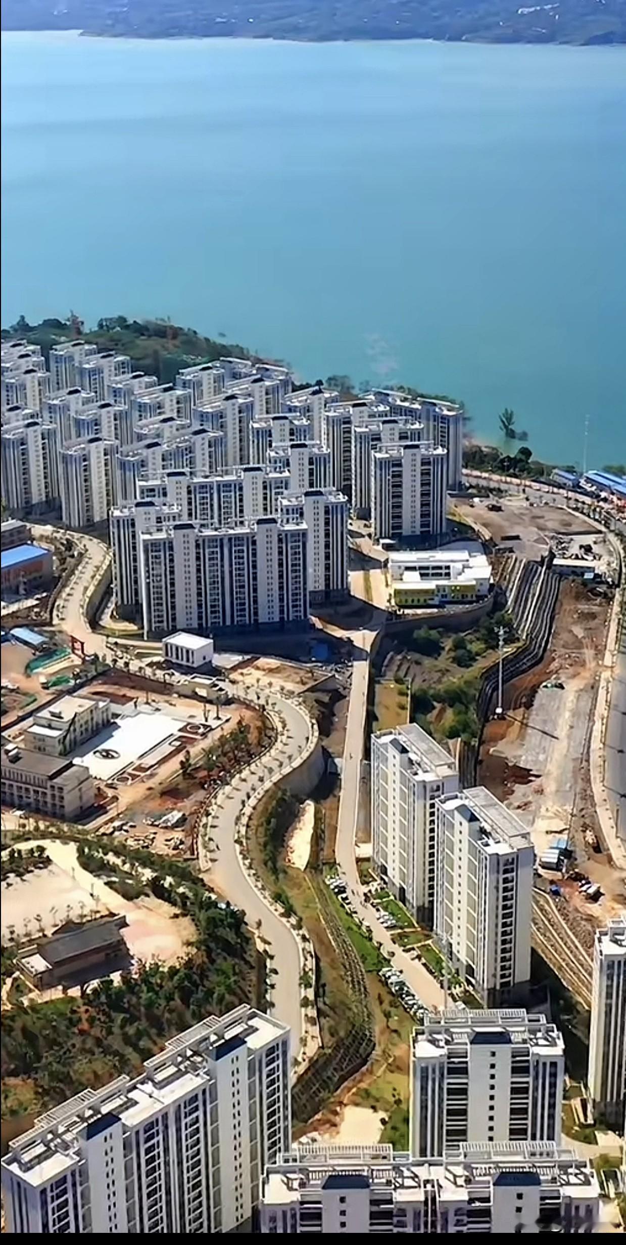 在云南昭通图片上这些楼房都是免费分给昭通人住的，小康路上跟党走，搬出来大山天地宽