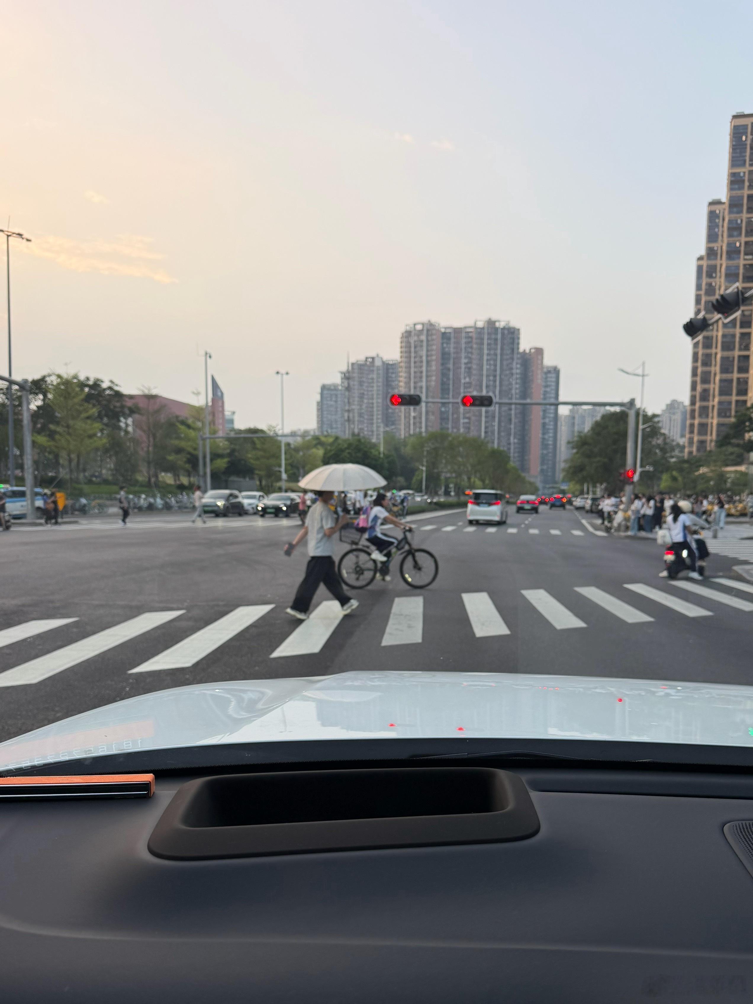 深圳为了当好APEC东道主，很多路已经翻新了，确实不错，如果能把电单车好好管管就