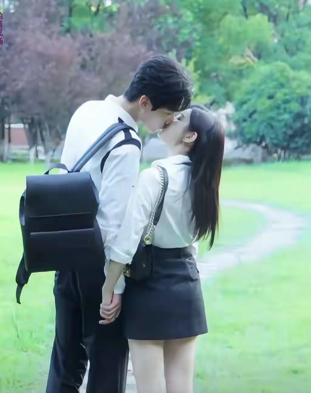 曝热播剧姐弟恋cp曾假戏真做相差19岁的陈妍希周柯宇疑假戏真做，从片场温柔照顾到