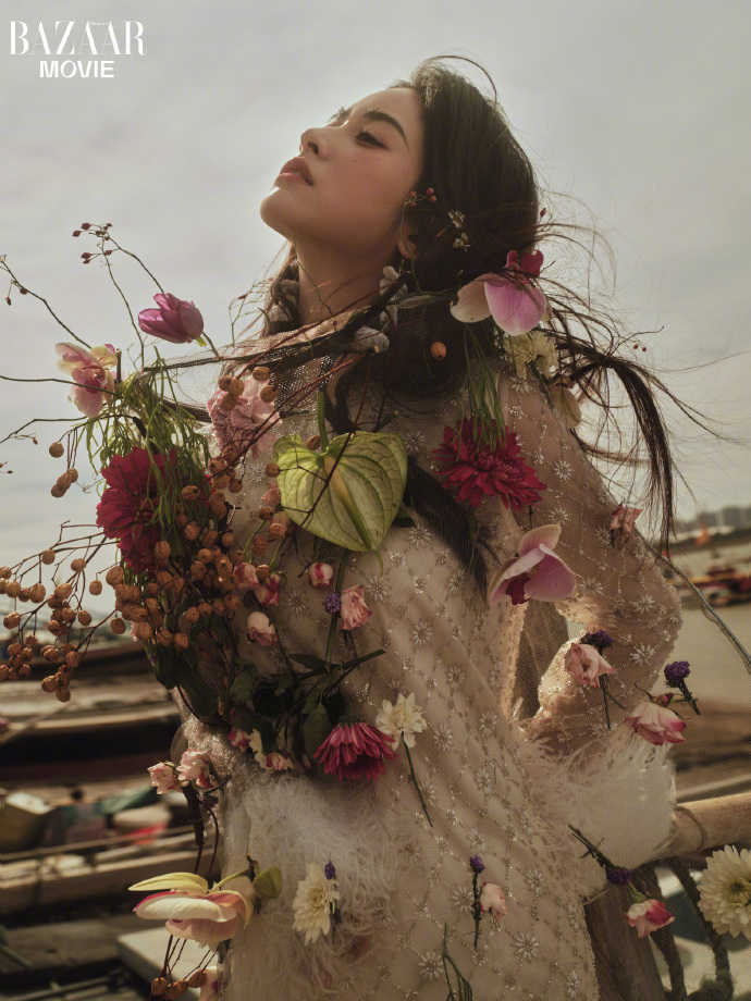 沈月繁花抹胸裙沈月发丝缠花 沈月繁花抹胸裙，沈月发丝缠，满分美貌的小沈月上上线，