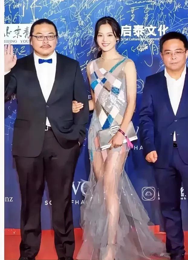 辛芷蕾貌美如花，气质出众，性感的身材，笔直的大长腿，细小的腰身，妥妥的美人胚子，