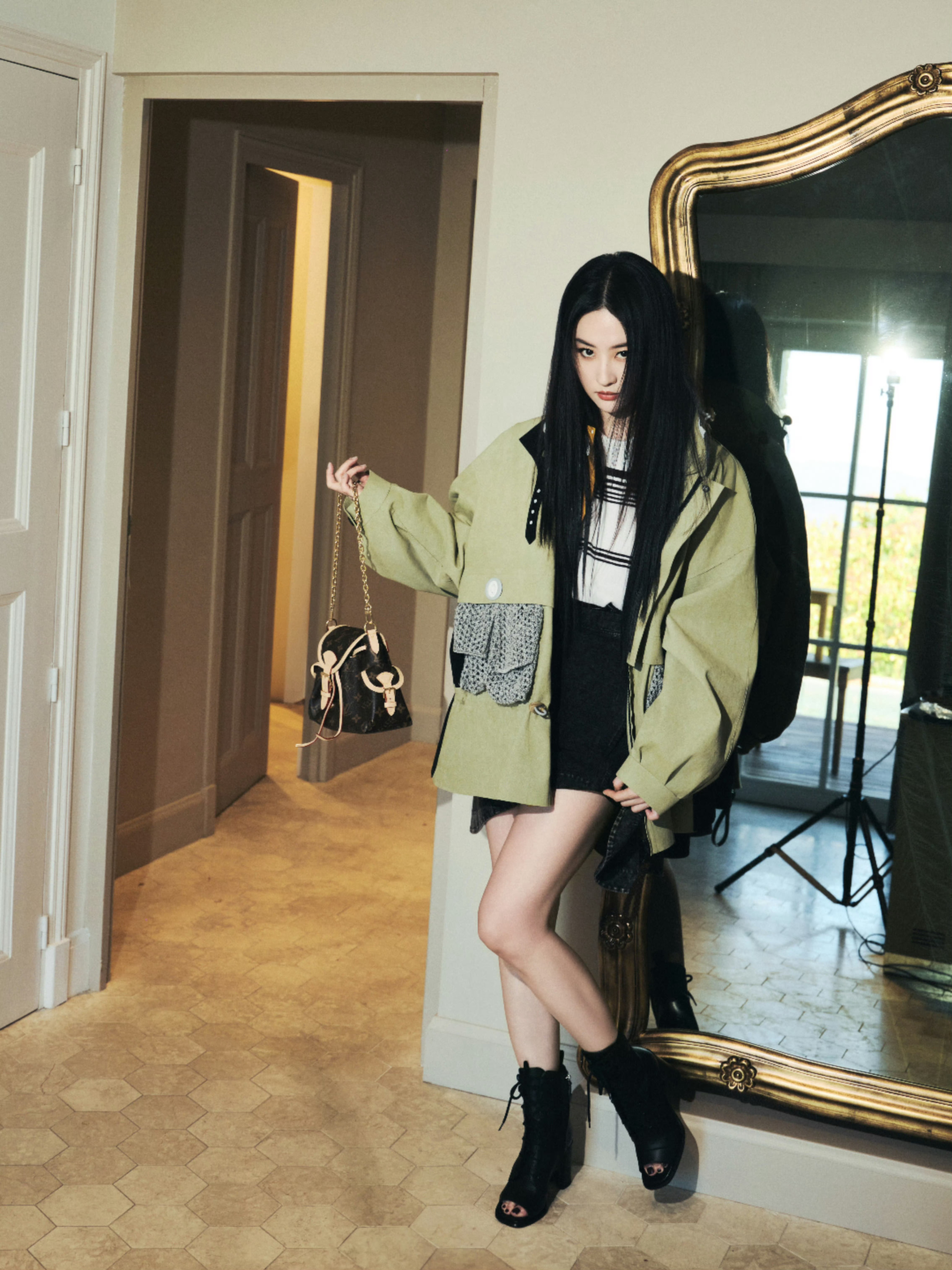 出席Louis Vuitton 2026早春度假系列巴黎发布秀的刘亦菲 ，身穿L