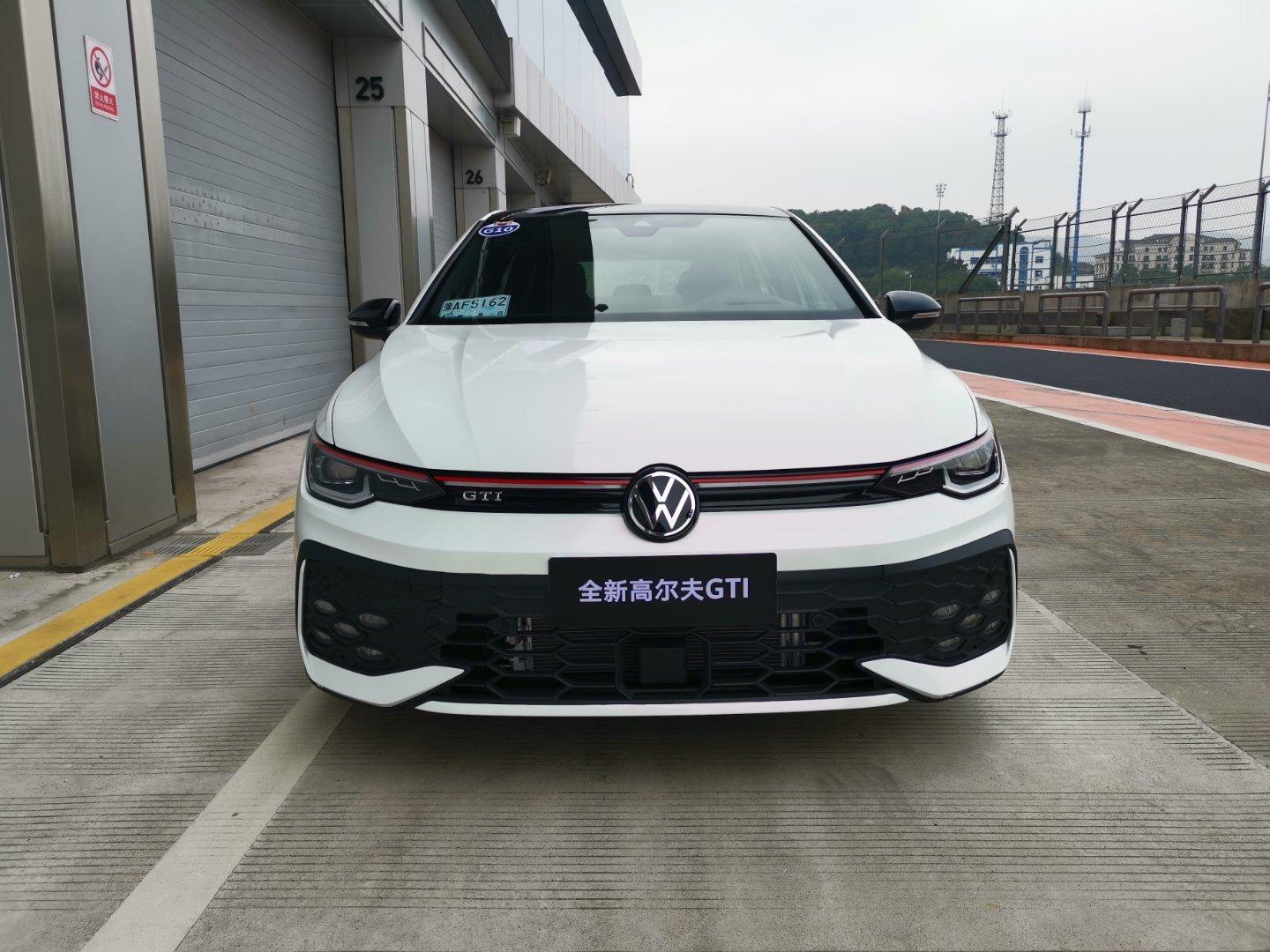 看看8.5代GTI外观变化前后灯组内部优化更犀利了配了发光车标传感器下移格栅换了