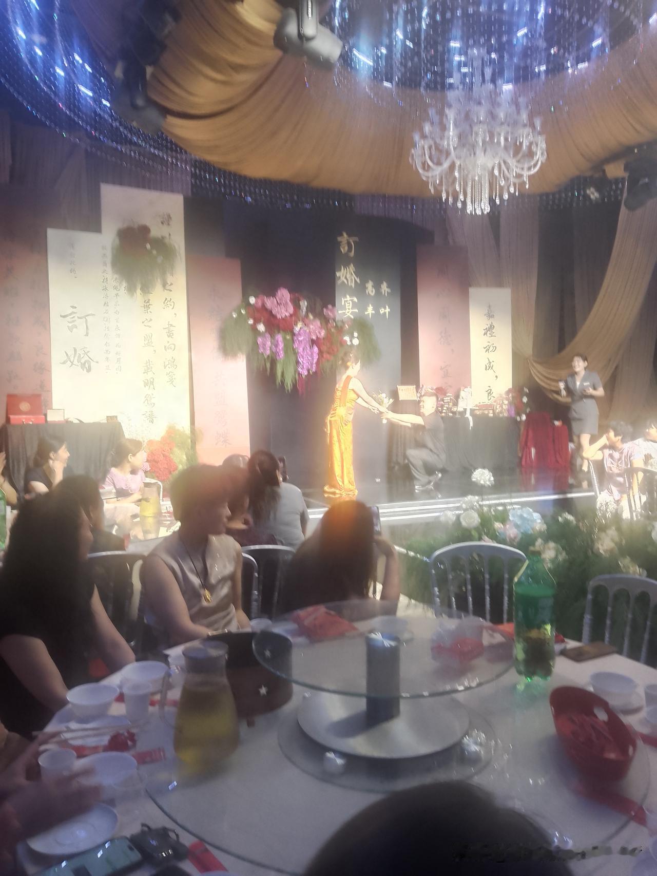 七律.贺高丰齐叶定婚
张晓哲
今朝佳偶定良缘，
满院欢声笑语连。
一对鸳鸯成夙愿