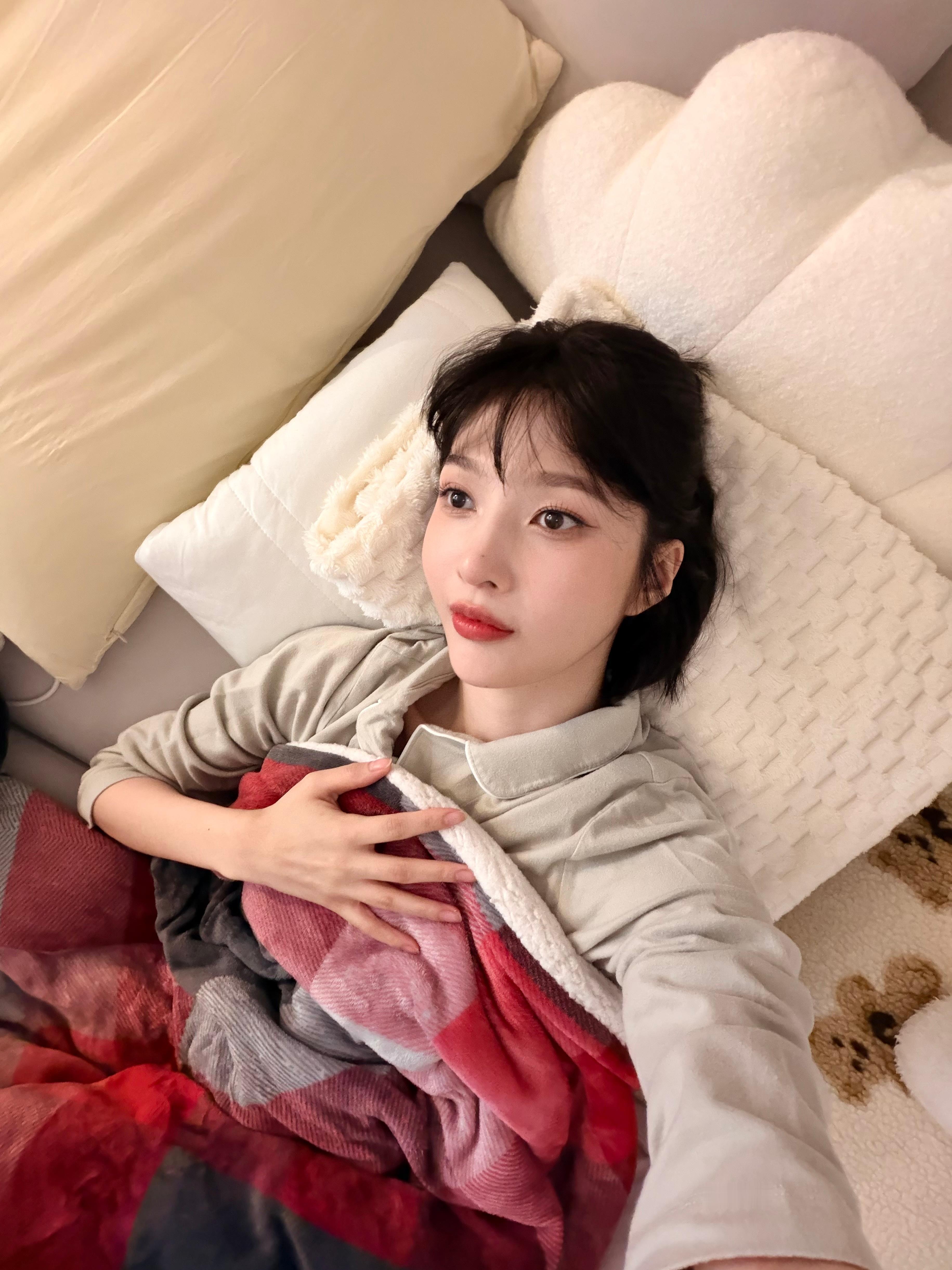 【twi】JOY更新自己与电热毯的合照 ​​​