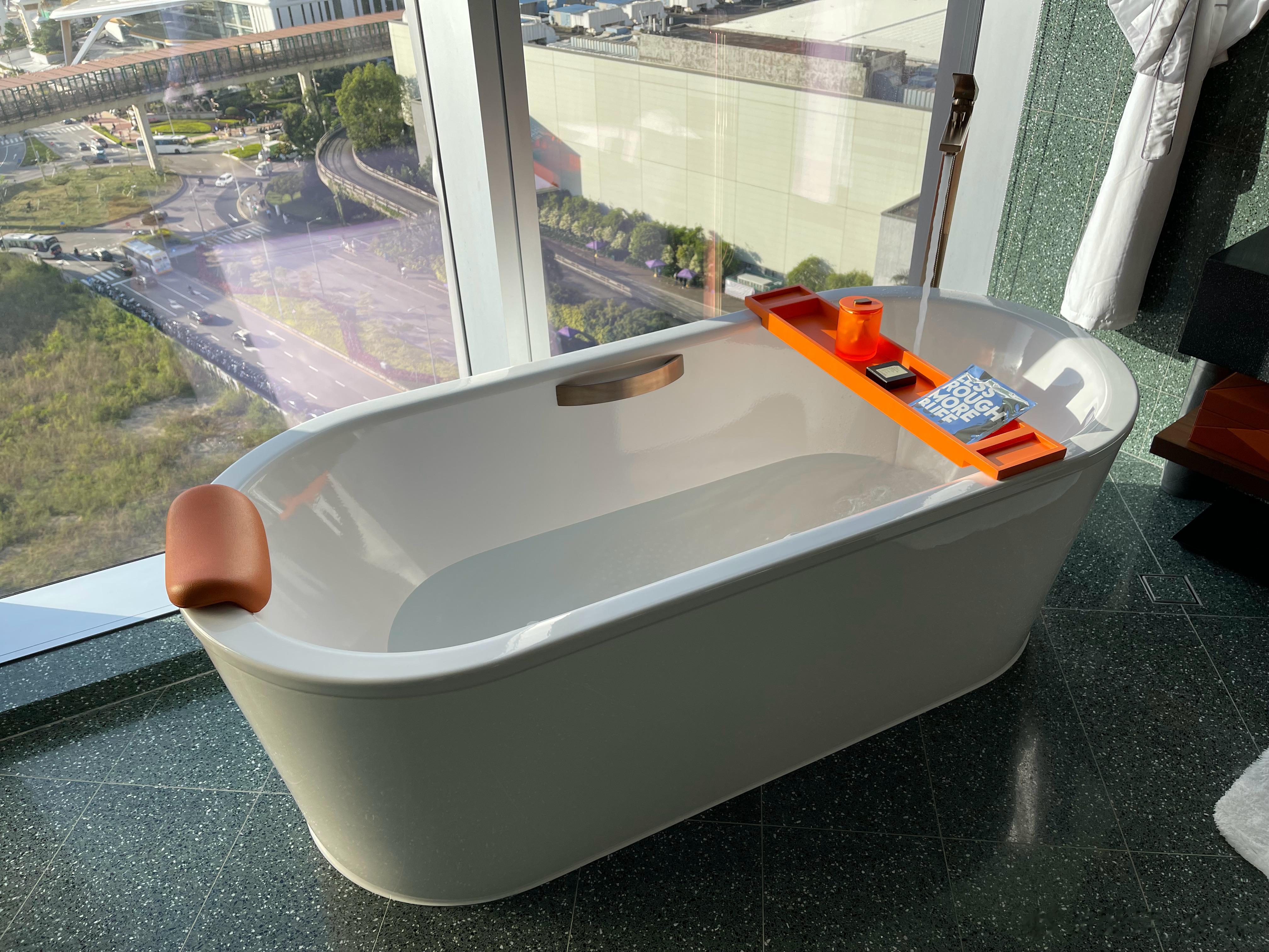 这两天太累了，Kitty猫也战损了，回酒店泡个澡再说吧。 ​​​