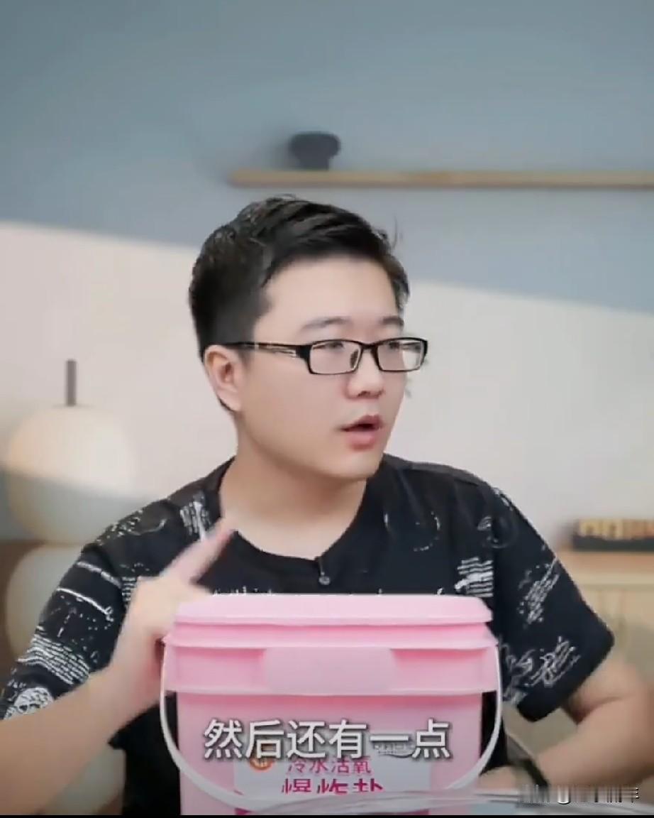 王楚钦为什么会退赛？
莱维的分析一针见血，
他说：王楚钦澳门赛的退赛决定，是综合