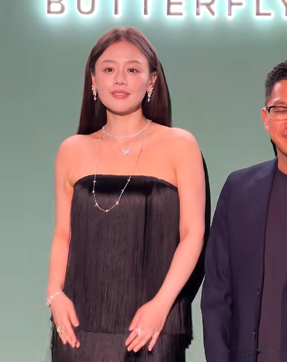同样是女演员，马思纯凭这份松弛亲和力圈粉无数
 
在内娱红毯上，不少女明星总带着