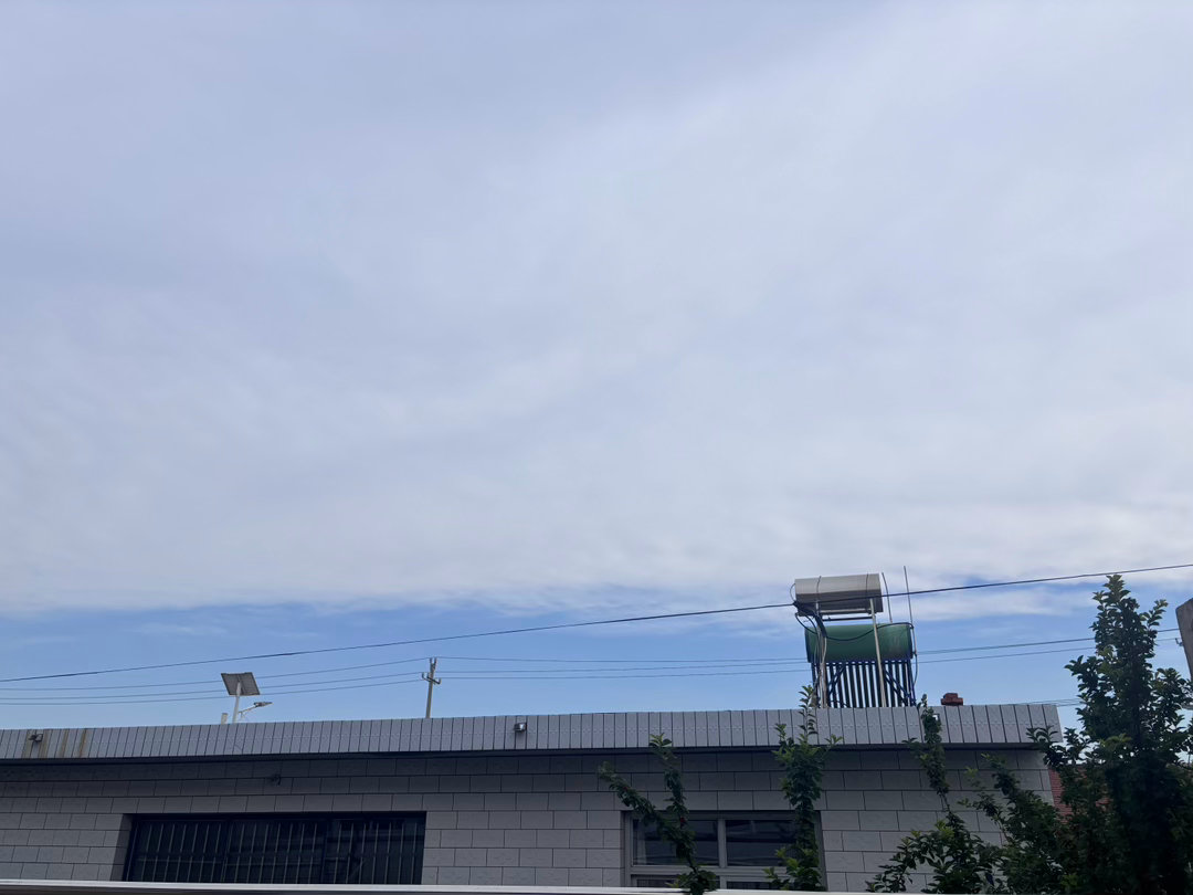 我说坐外边晒晒太阳。吸收一下天地精华。结果没坐几分钟它阴天了 