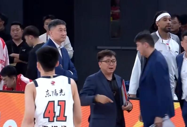 怀特塞德14+26，崔永熙替补14分，上海男篮首发5人全部得14分大胜广东豪取1