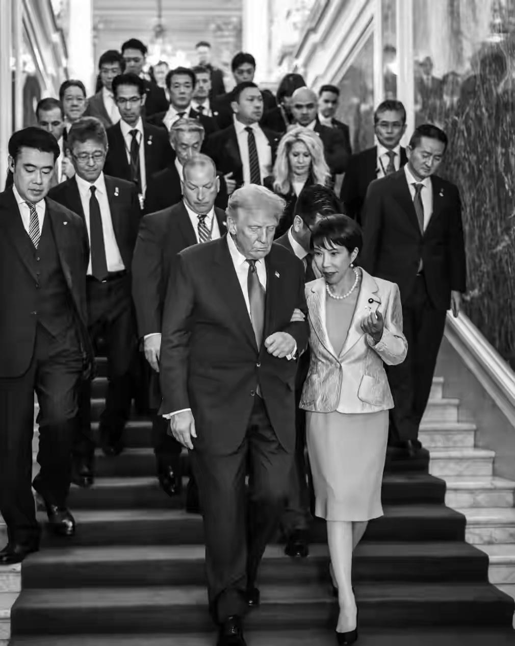 看到这三张图，你的直觉是什么？

左图：高市早苗挽着特朗普胳膊走下台阶。

中图