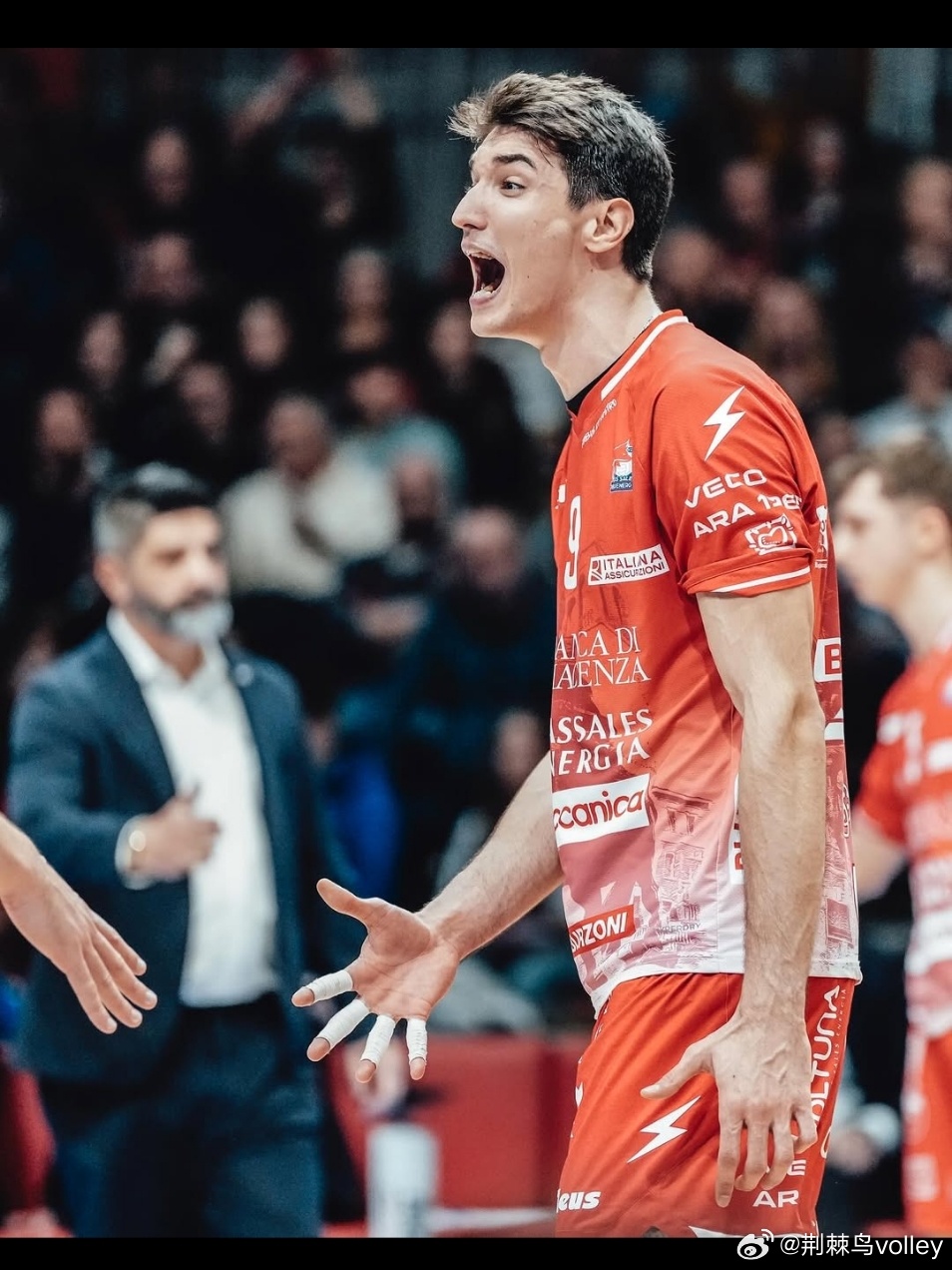 今天4月1日，是身高206CM的土耳其一哥曼迪拉奇24岁生日，祝生日快乐。男排国