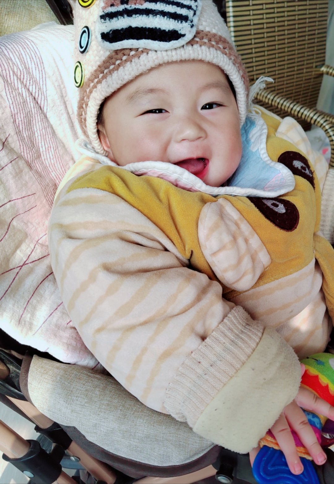 人类幼崽能听懂人话了今天没给他示范，让他摇摇头没想到他听懂了，小脑袋拨浪鼓一样甩