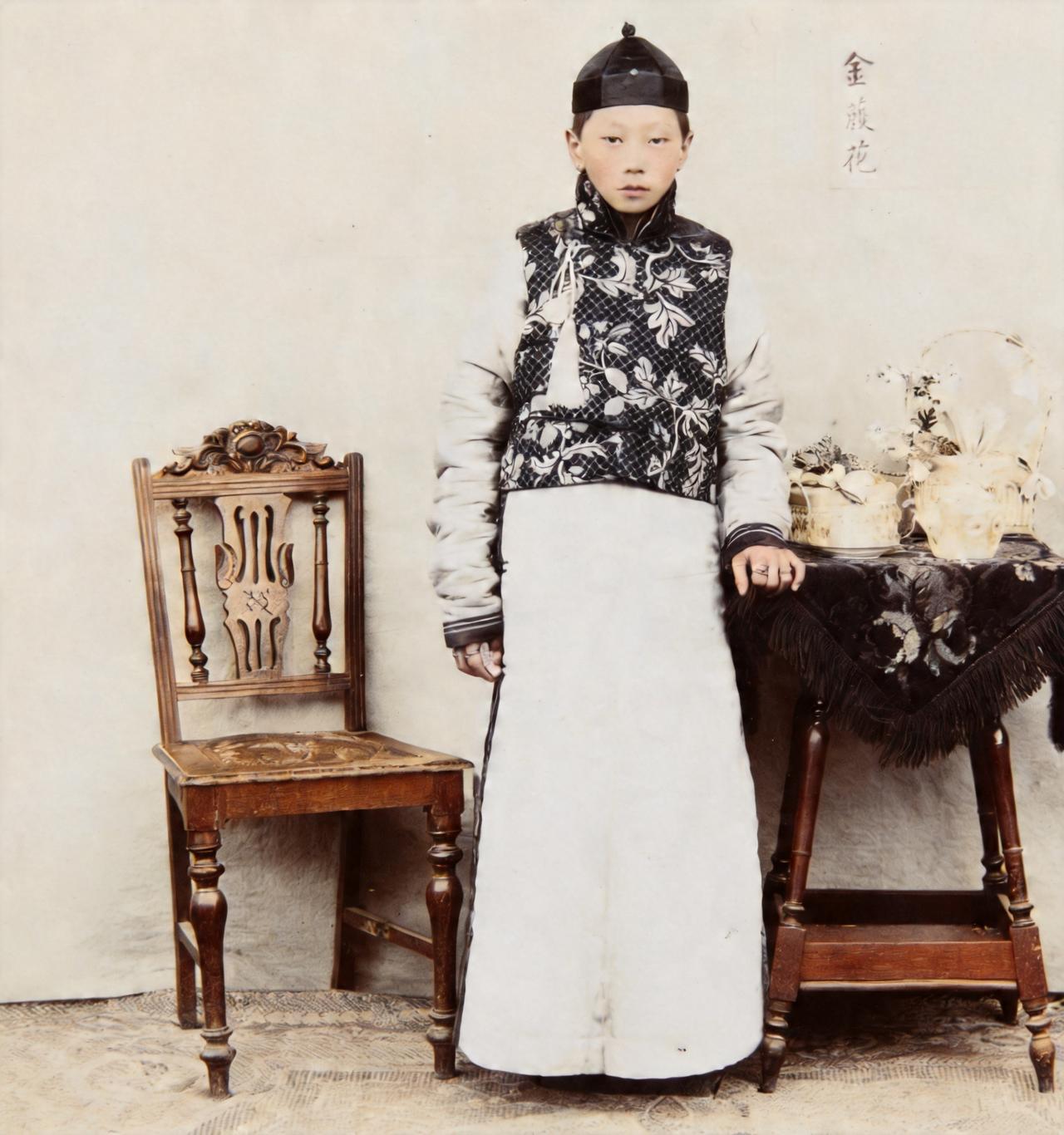 这是晚清民国时期一位名叫金蒑花的姑娘女扮男装拍照。民国时京师的金姓一般由爱新觉罗