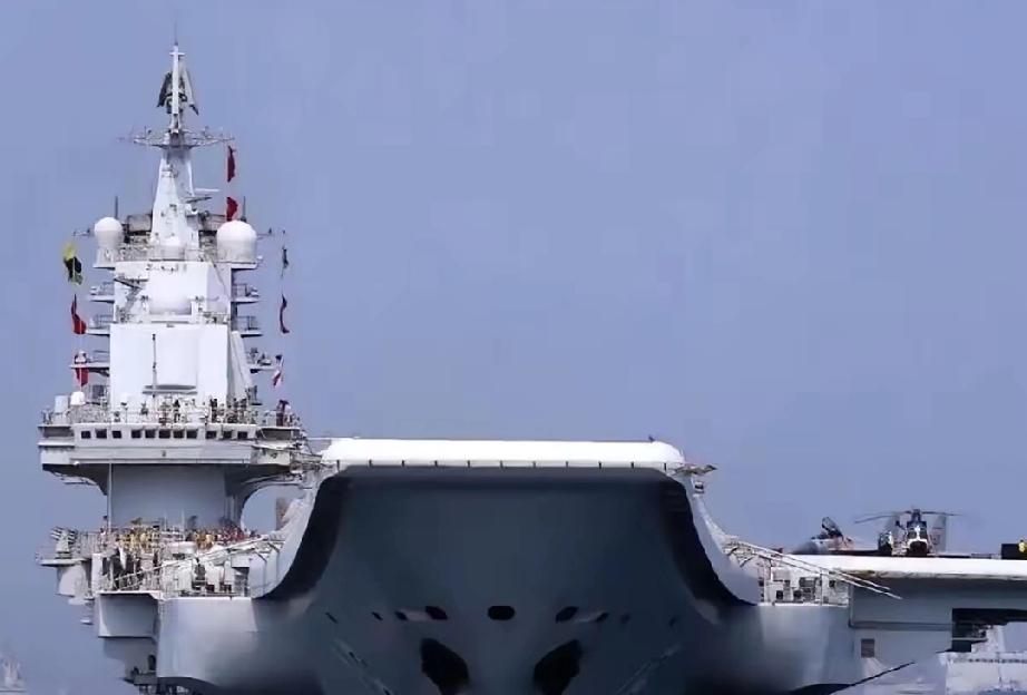 谁能想到，就在大洋彼岸还在为自家航母电磁弹射故障焦头烂额时，大连造船厂的干坞里，